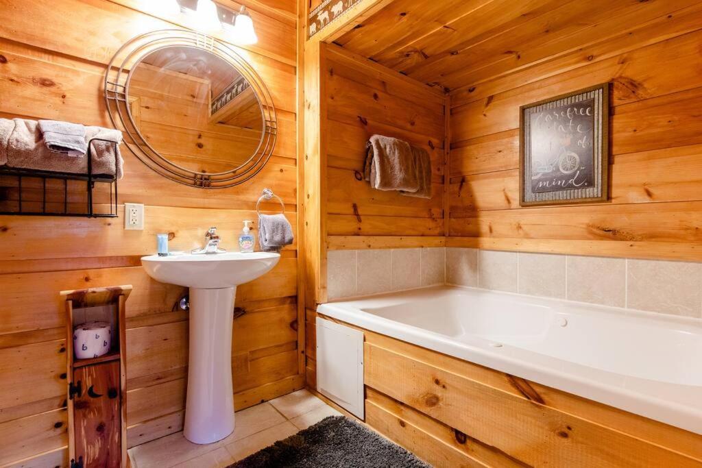 Cozy Cabin W/Hot Tub & Wifi In Gatlinburg Villa Exterior foto